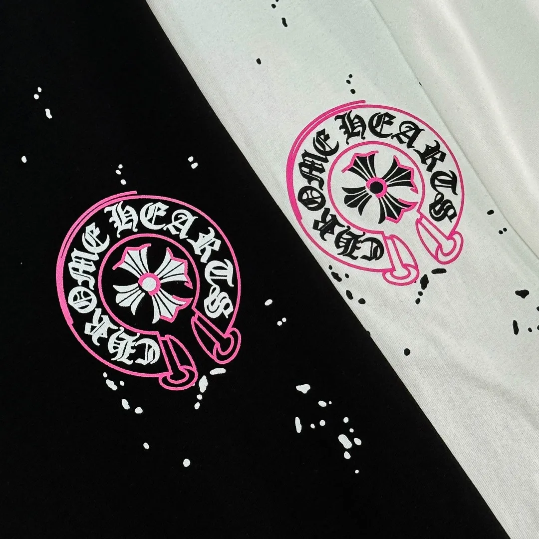 P170 Chrome Hearts Chrome Hearts 25 high-end versions. The fabric is made of 300 grams of high-density pure cotton. It does not deform or shrink. It has three labels. It is the same style for men and women. Technology: Digital printing. Color: White. Black. SIZE: S-XL.